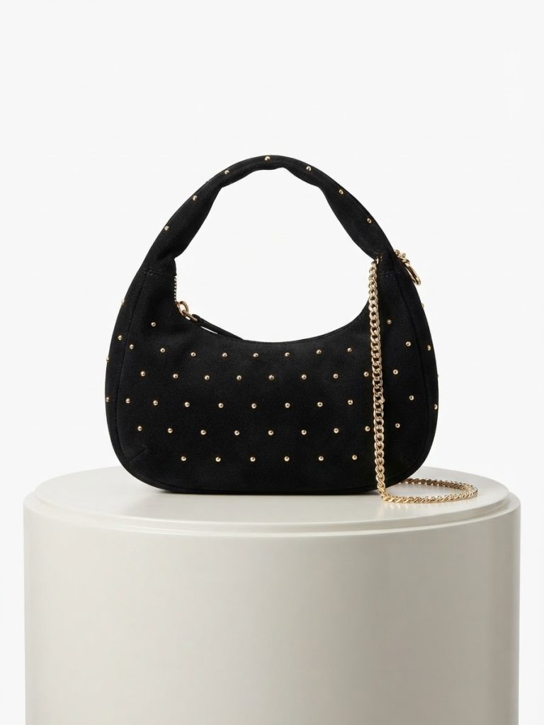 Borsa nera in camoscio con chiodini oro