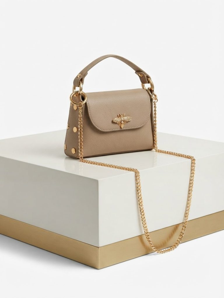 Mini borsa tortora in vera pelle con ape dorata.