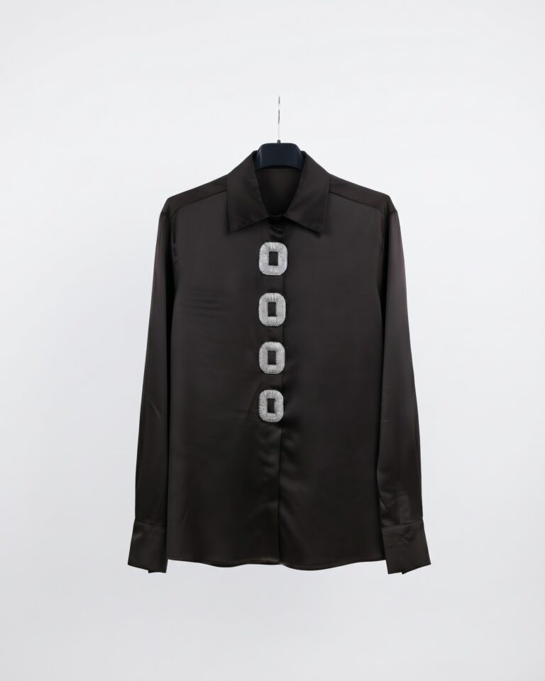 Camicia in raso con fibbie gioiello