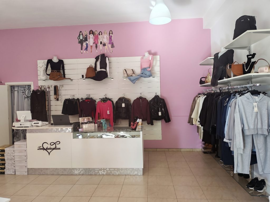 Interno del negozio Terryfashionlove a Trinitapoli. 